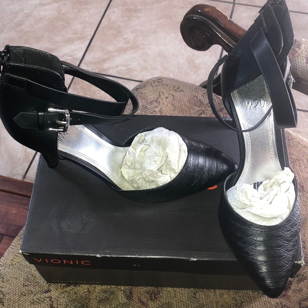 Very good condition black heels.